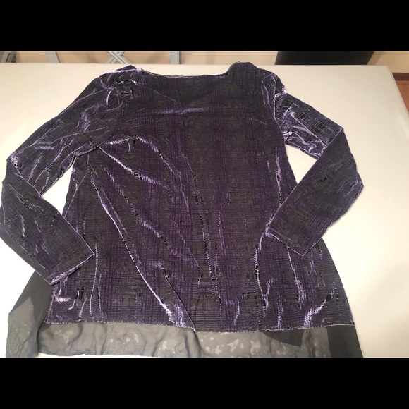 $$$$ 3 for $15 $$$$ Vera Wang Top - Picture 2 of 4